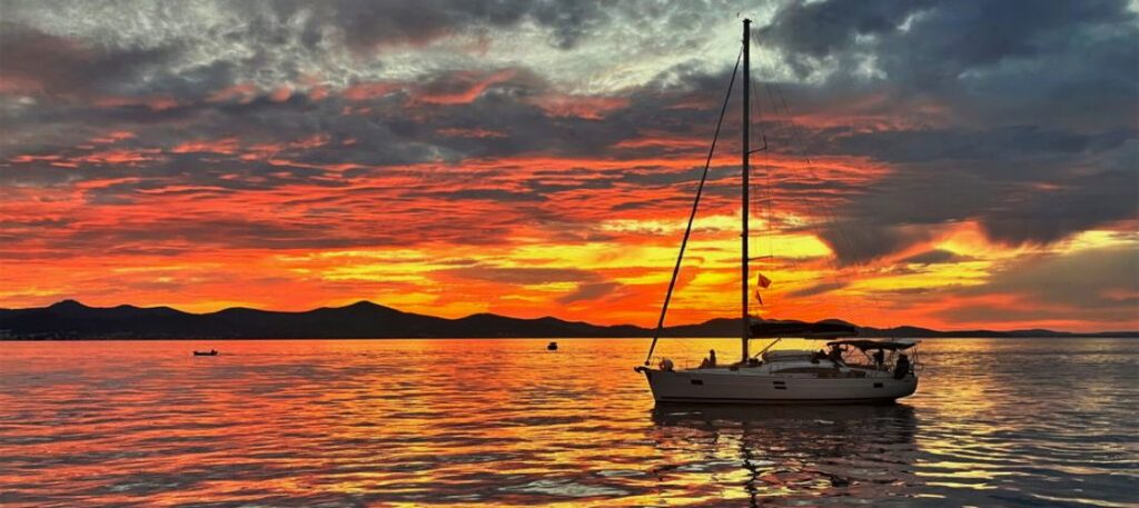 Wunderschöner Sonnenuntergang in der Stadt Zadar, Kroatien